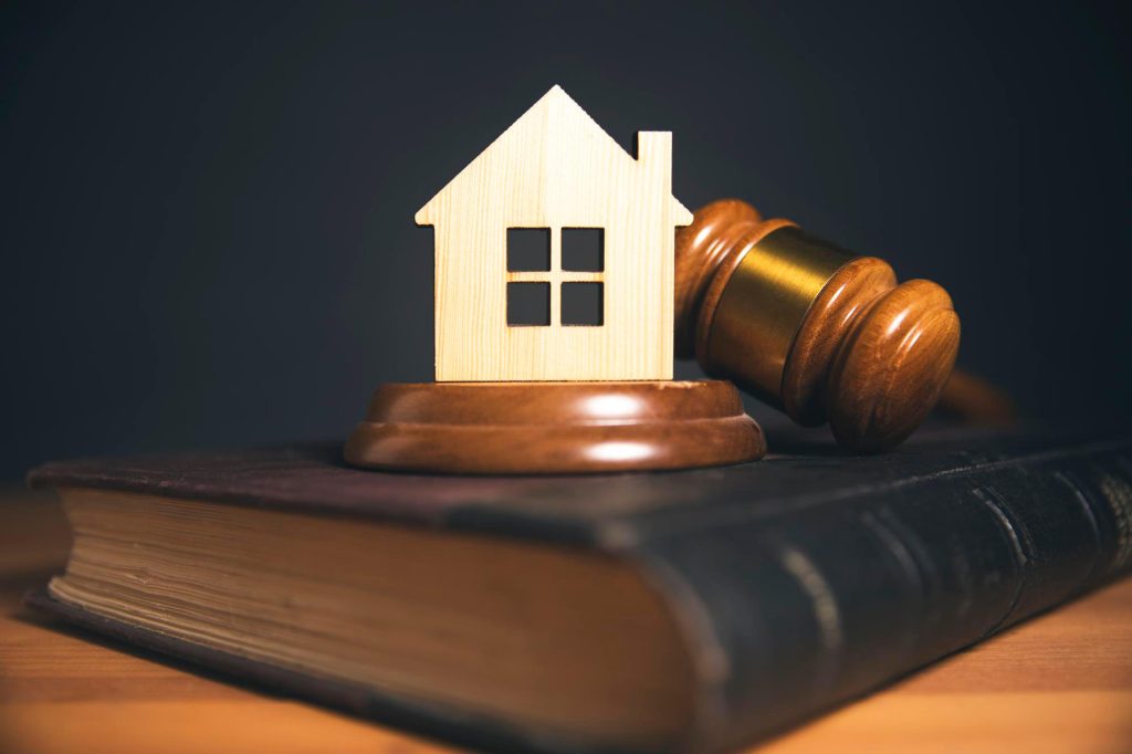 Egy ingatlanos otthon van a legfontosabb ingatlanjogi kérdésekben is.